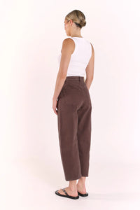Lola Cropped Barrel Jean Chocolate
