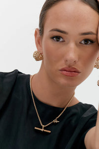 Toggle Detail Chain Necklace Gold