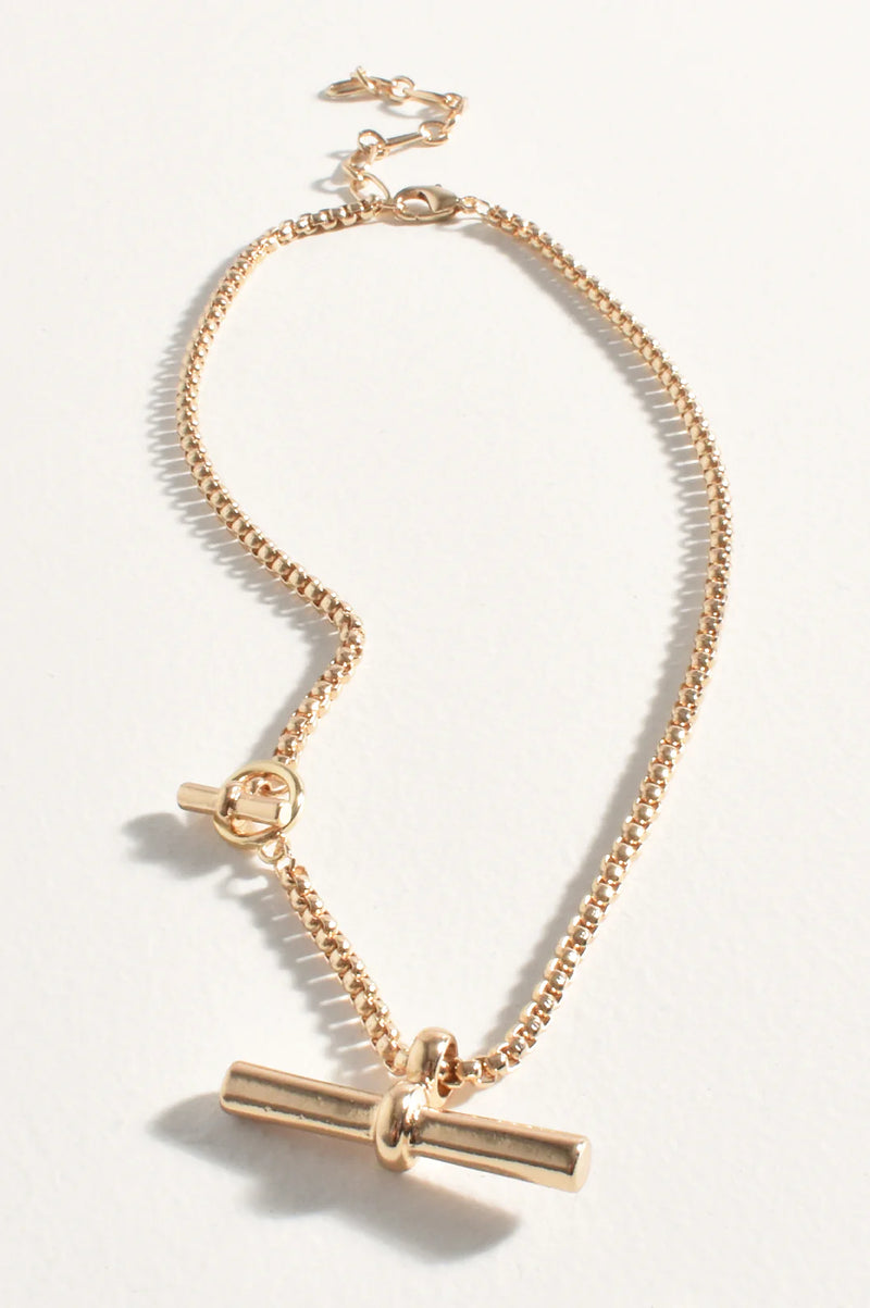 Toggle Detail Chain Necklace Gold